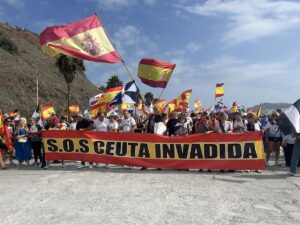 Manifestantes con banderas de España en la marcha por Ceuta