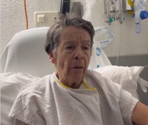 Maricarmen en el hospital tras su desahucio, con expresión seria.