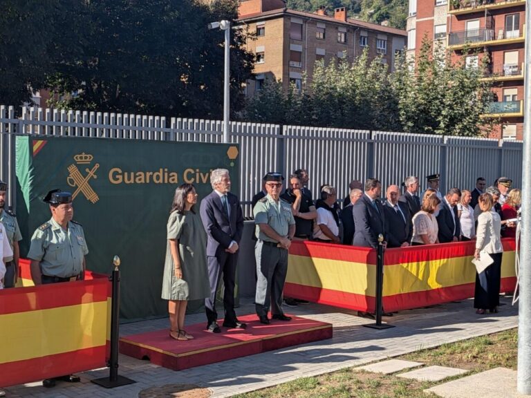 Inauguración del nuevo cuartel de la Guardia Civil con autoridades presentes