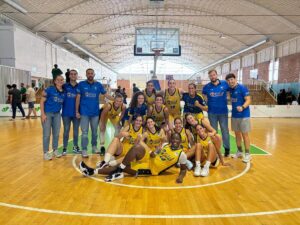 Equipo de baloncesto MCD La Salle celebrando victoria contra Unicaja Mijas
