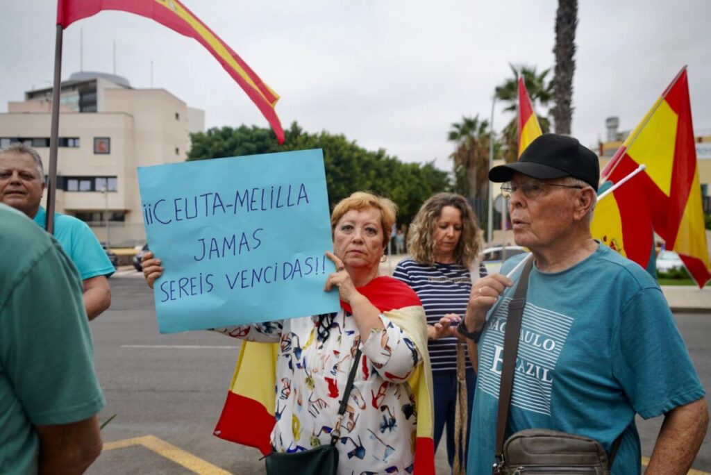 Manifestantes en Melilla sosteniendo un cartel de apoyo a Ceuta