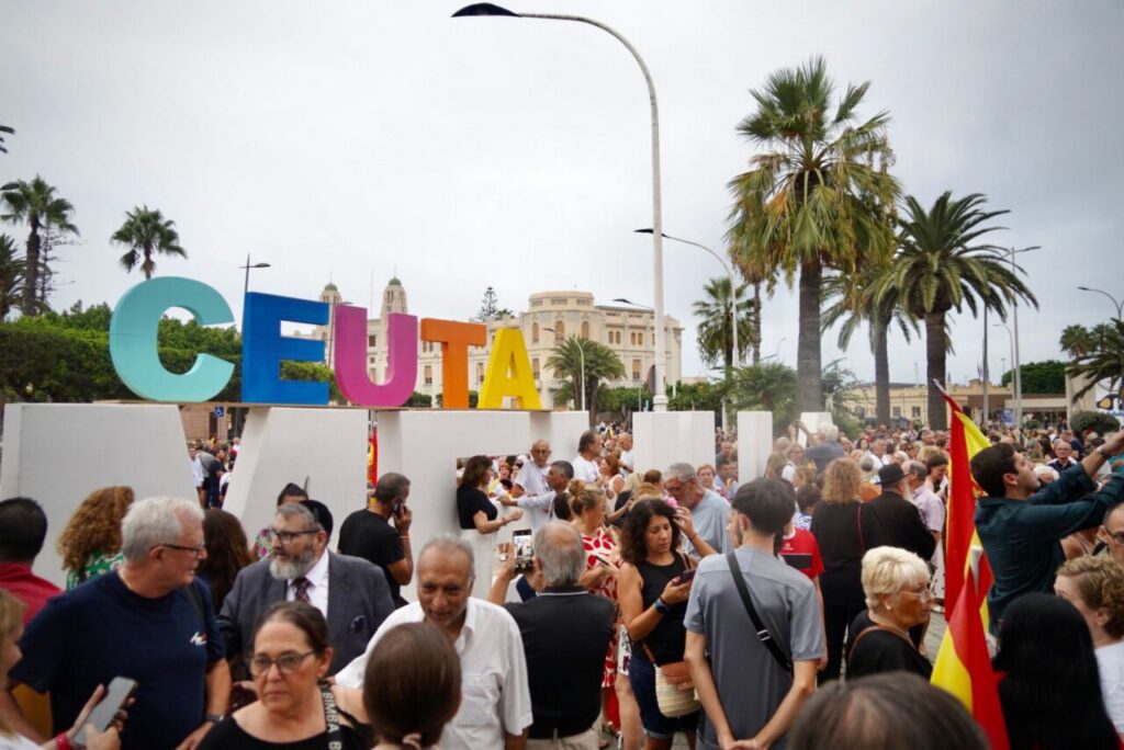 Multitudinaria concentración en Melilla apoyando a Ceuta con banderas