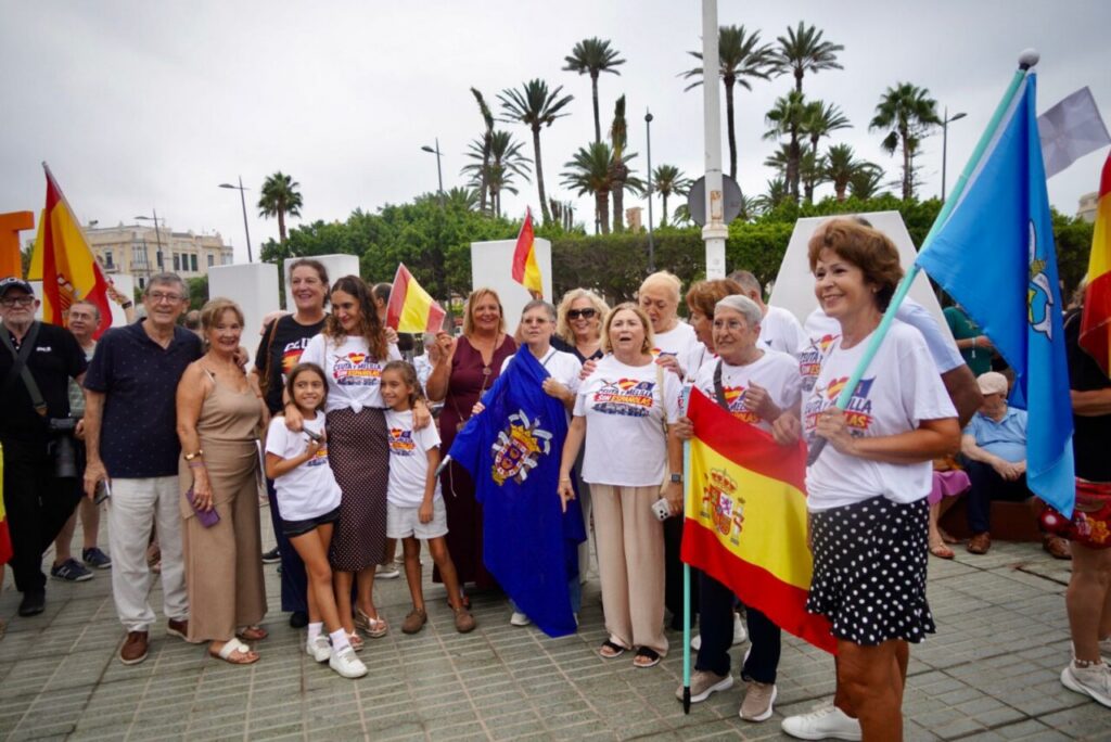 Grupo de personas en Melilla apoyando a Ceuta con banderas