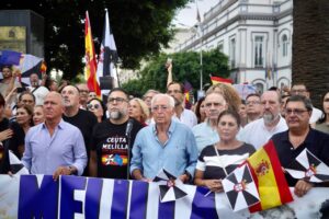 Concentración en Melilla en apoyo a Ceuta con banderas españolas