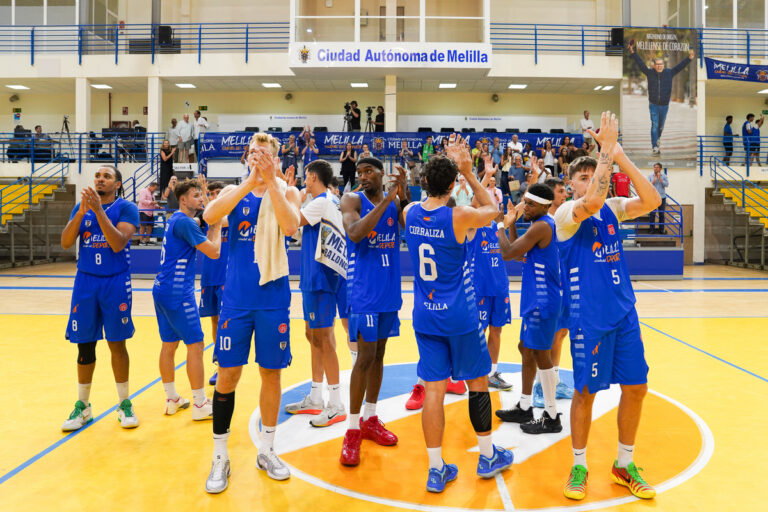 Jugadores del Club Melilla Baloncesto celebrando en el Pabellón Doctor Juan Carlos Mateo