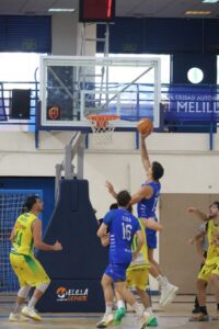 Jugadores de baloncesto en acción durante un partido en Melilla