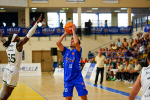 Jugador del Melilla Baloncesto lanzando a canasta durante un partido