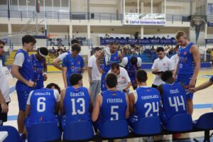 Jugadores del Club Melilla Baloncesto en una reunión durante un partido