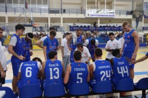 Jugadores del Melilla Baloncesto en un tiempo muerto durante un partido