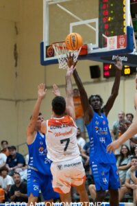 Jugadores de baloncesto en acción durante un partido en Morón