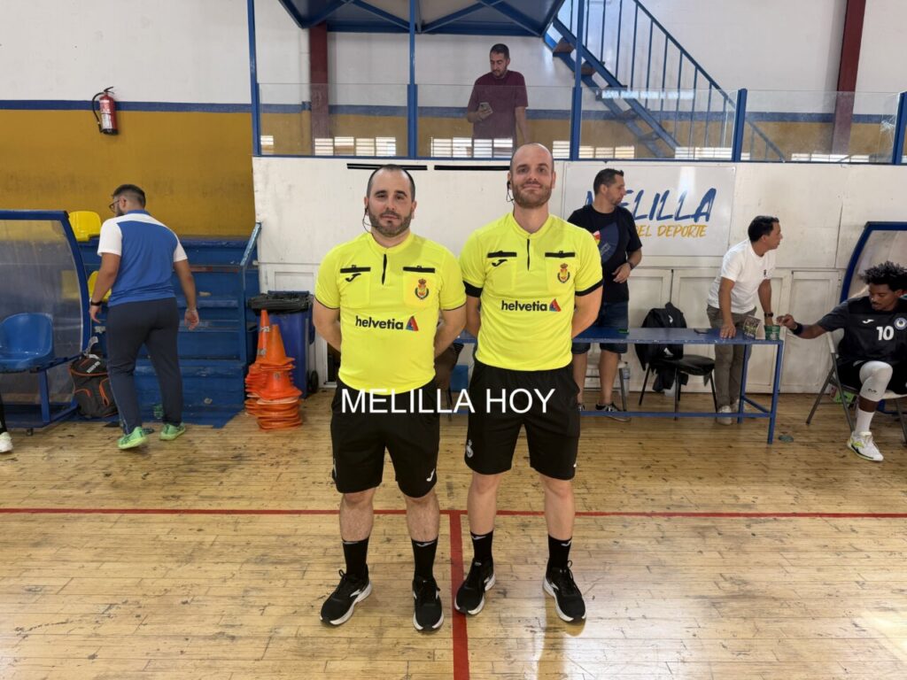 Dos árbitros de balonmano en la cancha durante un partido