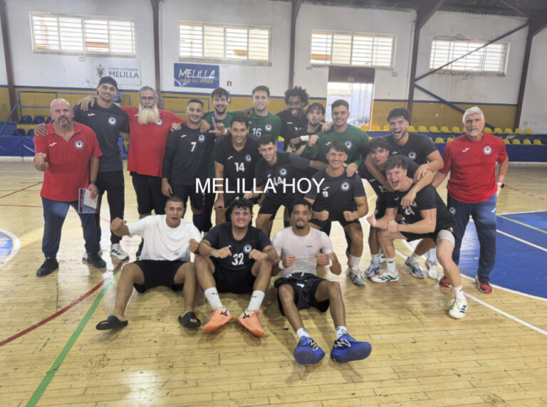 Jugadores del Melilla Balonmano celebrando una victoria tras un partido emocionante