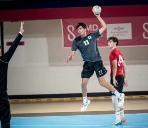 Jugador del Melilla Balonmano lanzando el balón en un partido