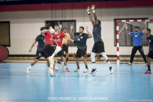 Jugadores del Melilla Balonmano en acción durante un partido amistoso
