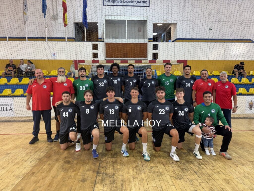 Equipo de balonmano del Melilla Virgen de la Victoria posando en el gimnasio