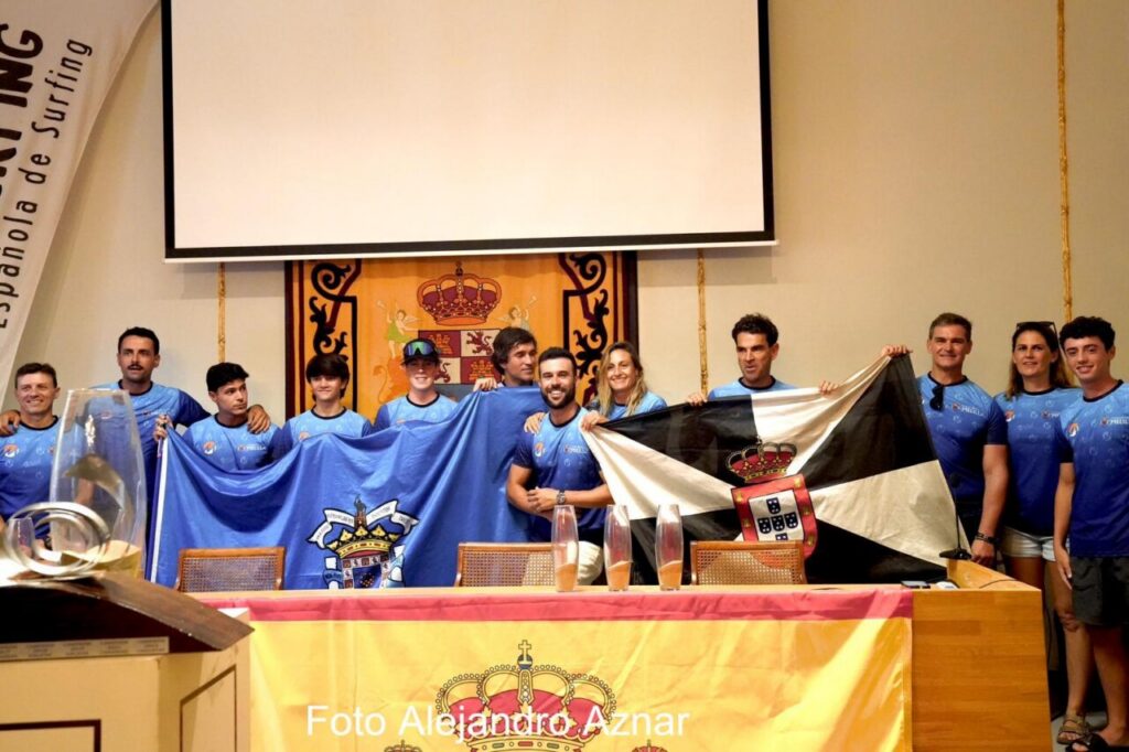 Equipo de surf de Melilla en el campeonato de España con banderas