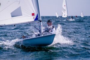 Regatista compitiendo en un campeonato de vela en Melilla