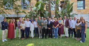 Grupo de asistentes al V Congreso de CUFADE en Sevilla rodeados de plantas