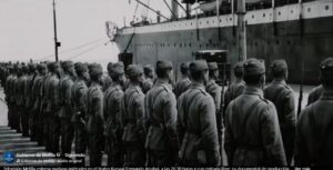Soldados de La Legión alineados en el puerto de Melilla