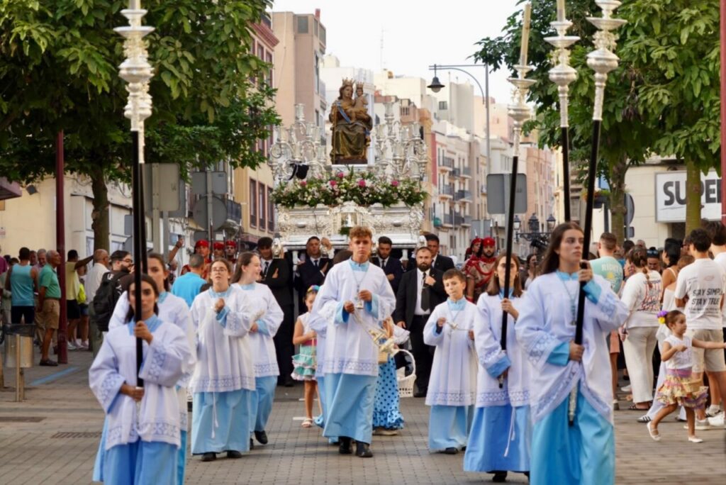 Procesión de la Virgen de la Victoria en Melilla con participantes en vestimenta tradicional
