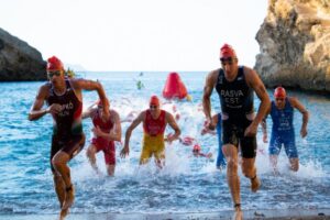 Atletas compitiendo en una prueba de triatlón en Melilla