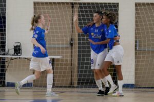 Jugadoras del Melilla Torreblanca celebrando un gol en un partido de fútbol sala
