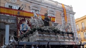 Procesión de la Virgen de la Victoria en Melilla con pétalos de flores