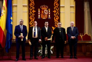 Miembros de la Mesa Interconfesional recibiendo la Medalla de Oro en Melilla