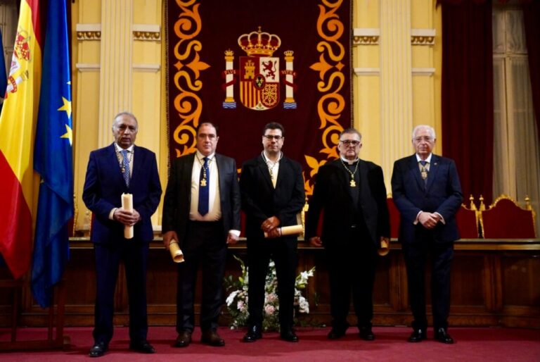 Miembros de la Mesa Interconfesional recibiendo la Medalla de Oro en Melilla