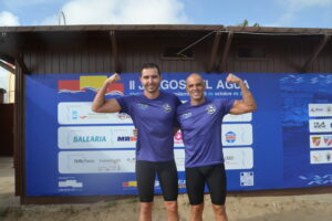 Miguel Ángel Rozas y Juan Potous celebrando en el pódium de natación