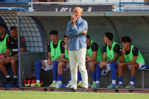 Entrenador Miguel Rivera reflexionando tras la derrota en la Copa Federación