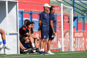 Miguel Rivera, entrenador de la U.D. Melilla, durante un partido de fútbol
