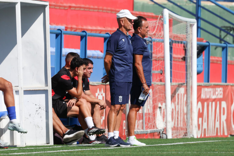 Miguel Rivera, entrenador de la U.D. Melilla, durante un partido de fútbol