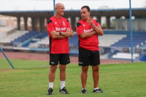 Miguel Rivera, entrenador de la U.D. Melilla, conversando en el campo de fútbol.