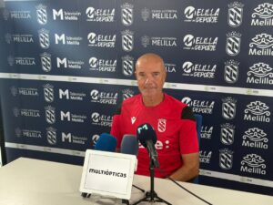 Miguel Rivera en rueda de prensa, entrenador de la U.D. Melilla