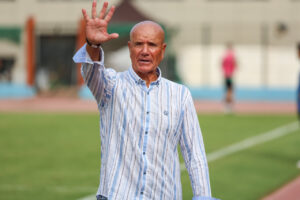 Entrenador Miguel Rivera gesticulando durante un partido de fútbol