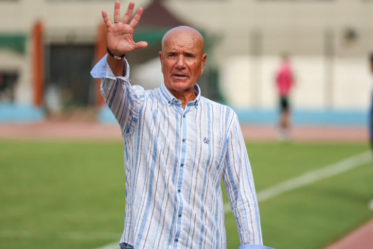 Entrenador Miguel Rivera gesticulando durante un partido de fútbol
