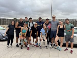 Grupo de jóvenes participando en una caminata y recogida de residuos en Melilla