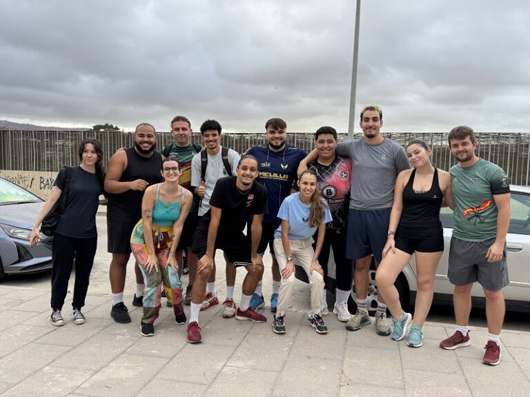 Grupo de jóvenes participando en una caminata y recogida de residuos en Melilla