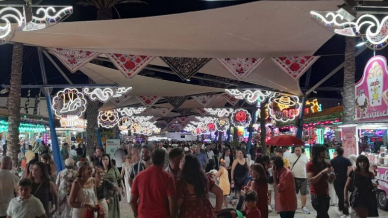 Vista de la feria con luces y decoraciones en un ambiente festivo