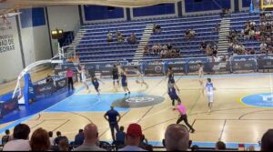 Jugadores del Club Melilla Baloncesto en un partido de pretemporada