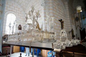 Nuevo trono plateado de la Virgen de la Victoria en la iglesia