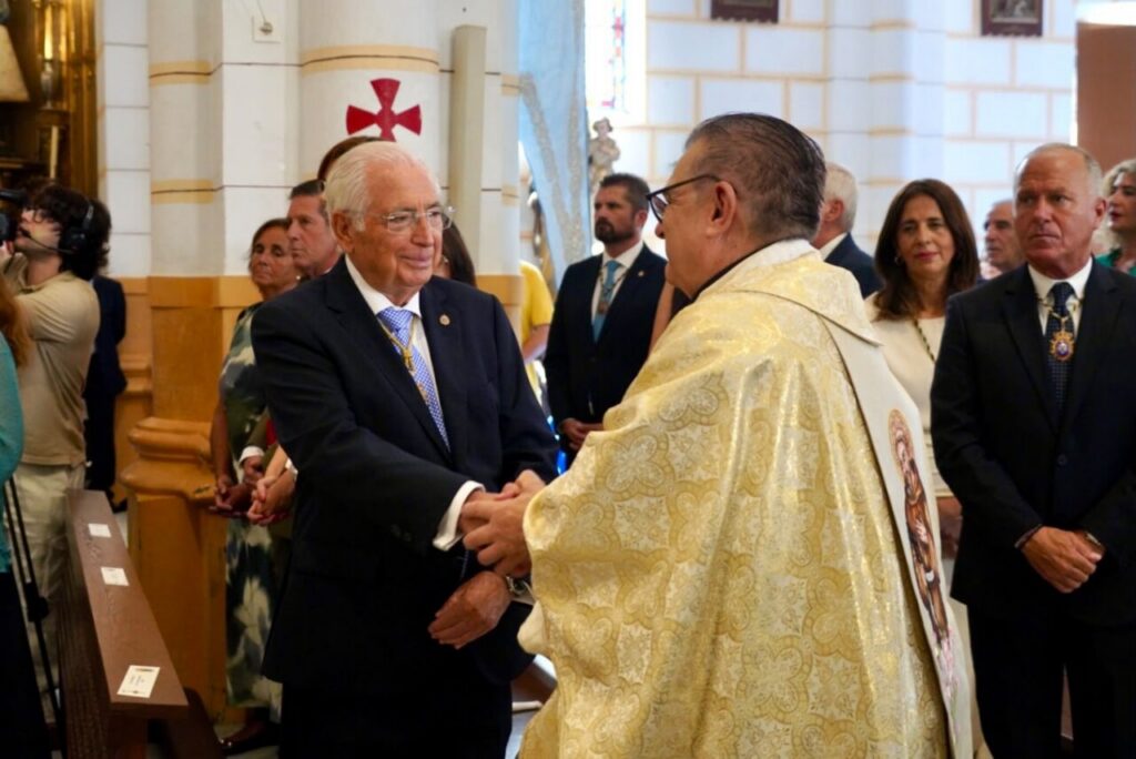 Ceremonia religiosa con autoridades y ofrenda floral en Melilla