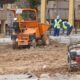 Maquinaria de construcción en obras en Melilla con trabajadores