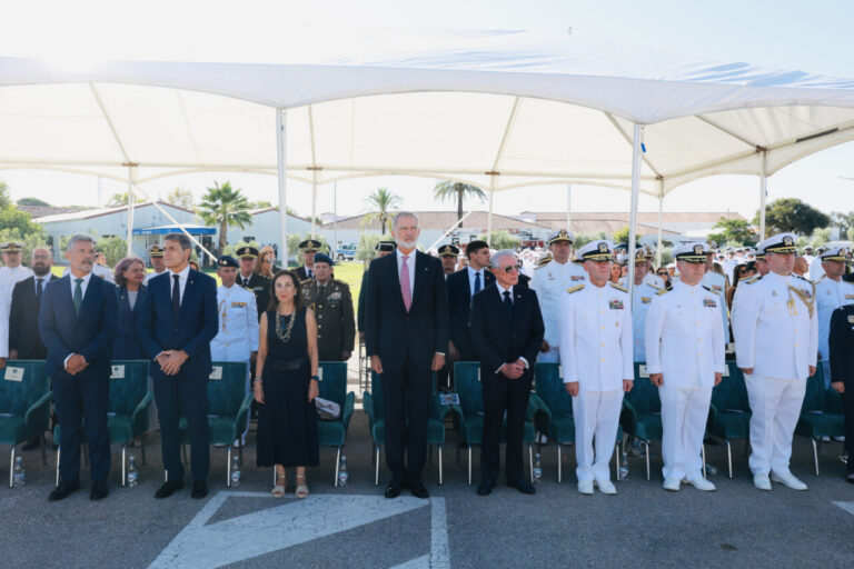 Ceremonia de ofrenda floral en la Base Naval de Rota con Felipe VI y autoridades