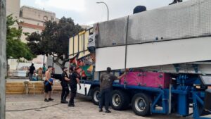 Policías inspeccionando camiones de feria en Melilla durante la operación Feriante