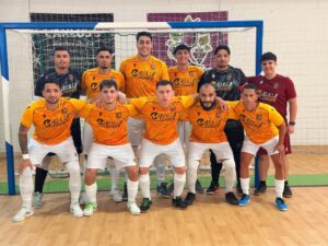 Equipo de fútbol sala Nueva Era Melilla posando en el pabellón García Pezzi