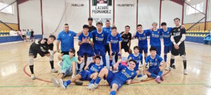Equipo de fútbol de la Peña Real Madrid posando en el polideportivo
