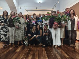 Grupo de mujeres premiadas en el evento de liderazgo femenino en Melilla