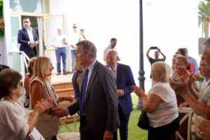 El presidente del PP interactúa con ciudadanos en un evento en Melilla.